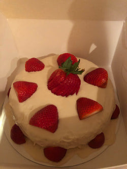Vegan vanilla cake with fresh strawberries