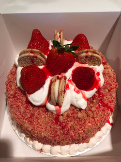 Strawberry shortcake crunch cheesecake cake